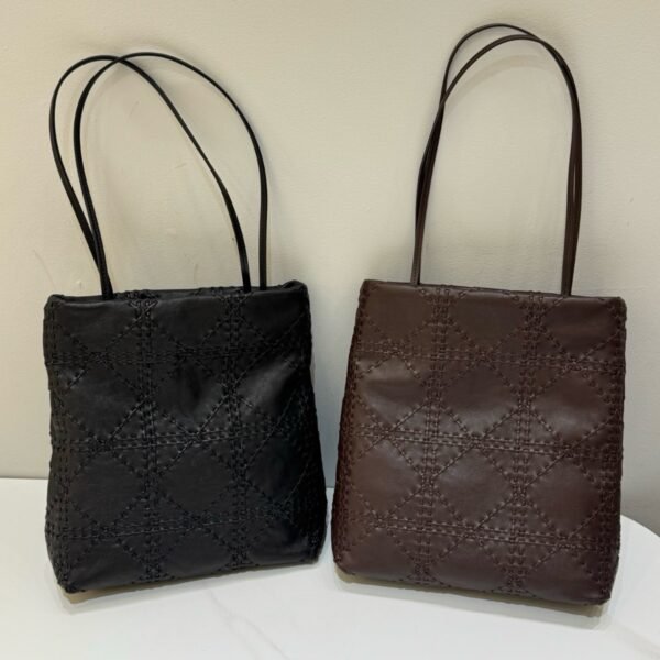 Niche Minimalist Diamond-Quilted Handcrafted Bucket Bag Versatile, Sophisticated Commuter Style Retro Chic Tote/Shoulder Bag