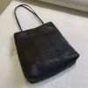 Niche Minimalist Diamond-Quilted Handcrafted Bucket Bag Versatile, Sophisticated Commuter Style Retro Chic Tote/Shoulder Bag
