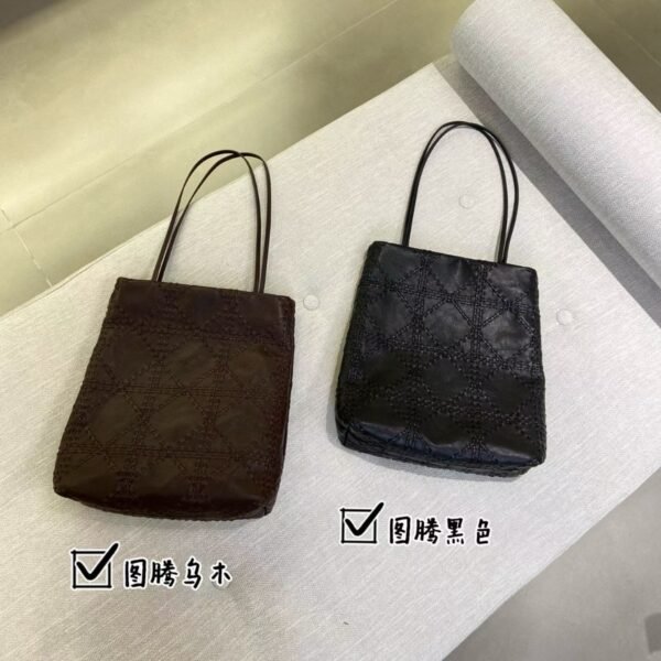 Niche Minimalist Diamond-Quilted Handcrafted Bucket Bag Versatile, Sophisticated Commuter Style Retro Chic Tote/Shoulder Bag